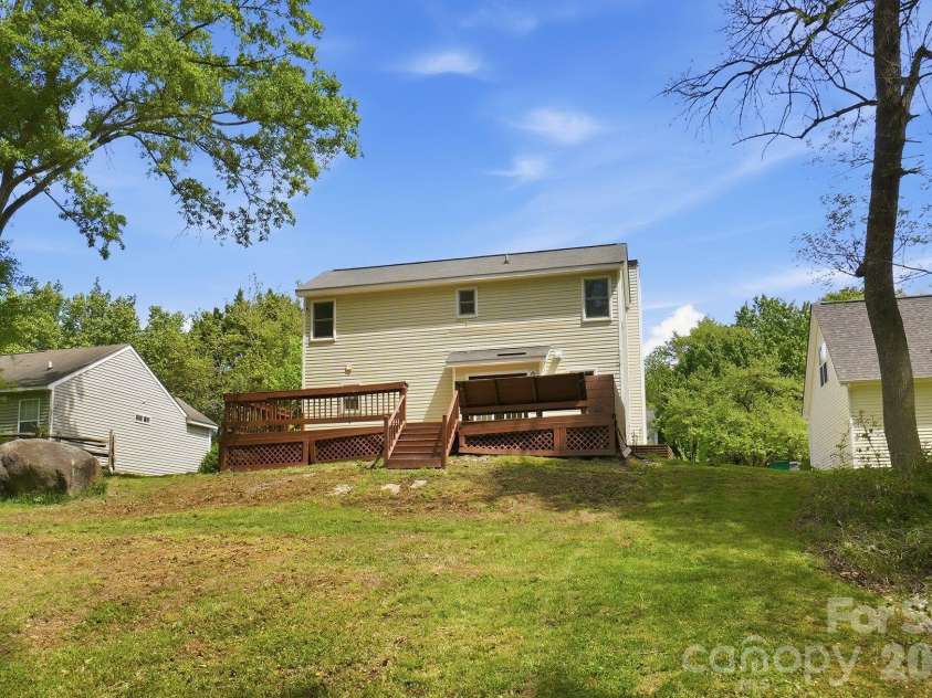 1629 Oak Knoll Lane, Charlotte, NC 28214.  MLS# CAR4367286, YatesRealty ID 16652. 