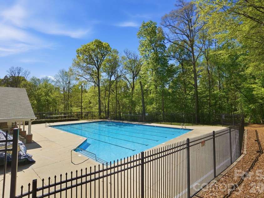 1629 Oak Knoll Lane, Charlotte, NC 28214.  MLS# CAR4367286, YatesRealty ID 16652. 