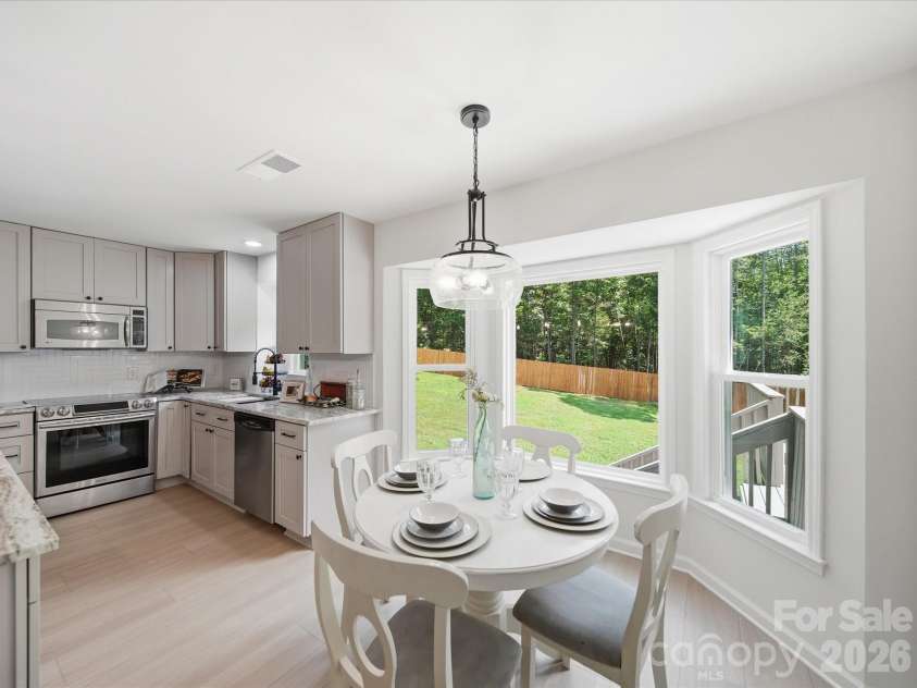 3919 Cherrybrook Drive, Mint Hill, NC 28227.  MLS# CAR4361904, YatesRealty ID 16653. Spacious breakfast area overlooking private backyard through another bay window