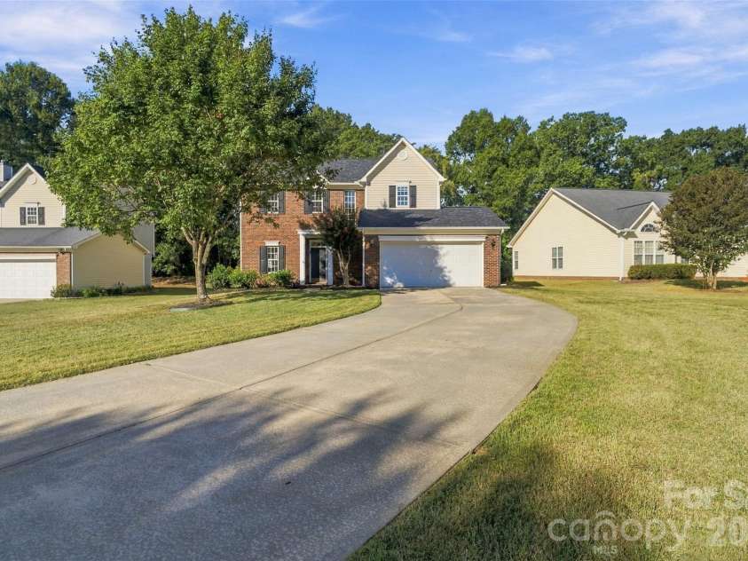 11709 Borchetta Drive, Charlotte, NC 28277.  MLS# CAR4429029, YatesRealty ID 16657. Extended driveway provides ample additional parking