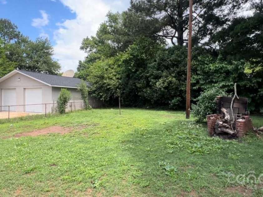 4414 Birkdale Drive, Charlotte, NC 28208.  MLS# CAR4261257, YatesRealty ID 16659. 