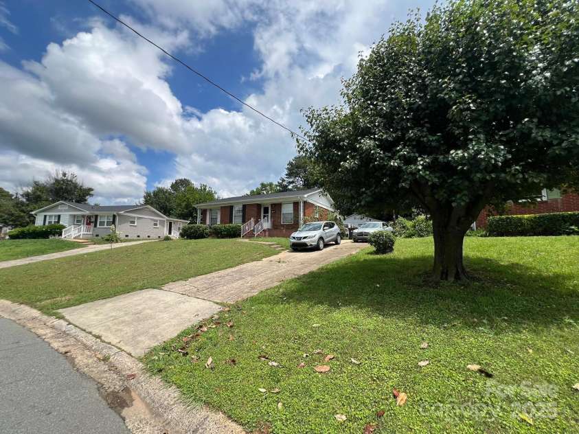 4414 Birkdale Drive, Charlotte, NC 28208.  MLS# CAR4261257, YatesRealty ID 16659. 