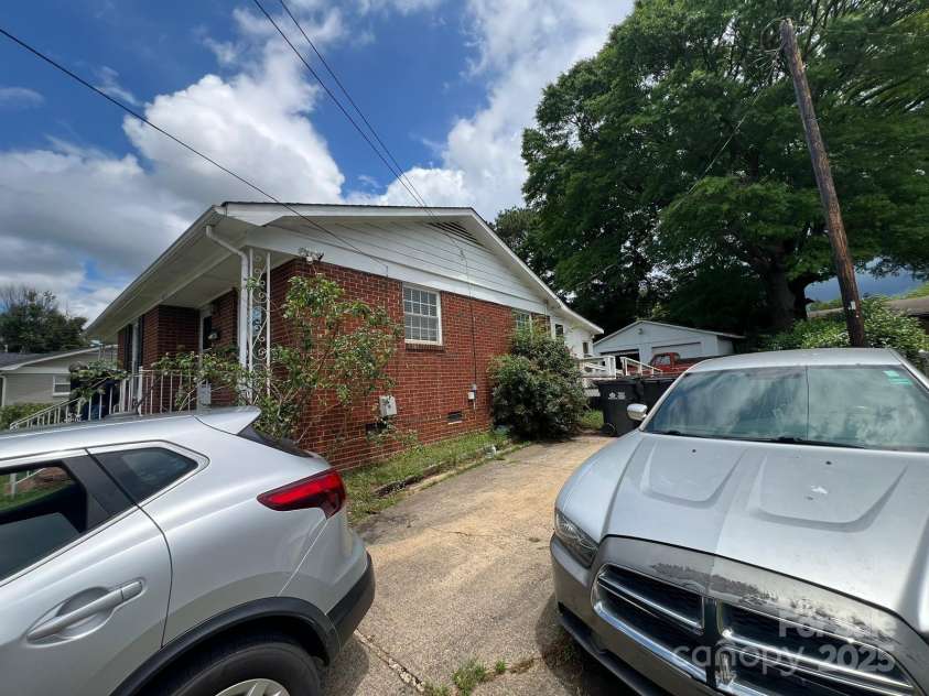 4414 Birkdale Drive, Charlotte, NC 28208.  MLS# CAR4261257, YatesRealty ID 16659. 