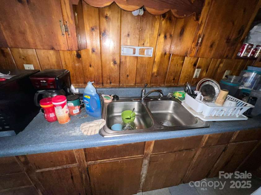 4414 Birkdale Drive, Charlotte, NC 28208.  MLS# CAR4261257, YatesRealty ID 16659. 