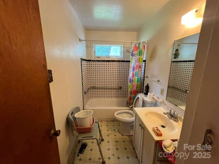 4414 Birkdale Drive, Charlotte, NC 28208.  MLS# CAR4261257, YatesRealty ID 16659. 