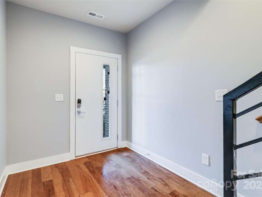 2123 Isom Street, Charlotte, NC 28208.  MLS# CAR4226321, YatesRealty ID 1666. Entryway