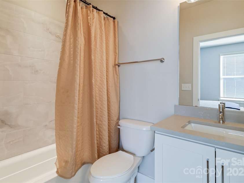 2123 Isom Street, Charlotte, NC 28208.  MLS# CAR4226321, YatesRealty ID 1666. Full bathroom