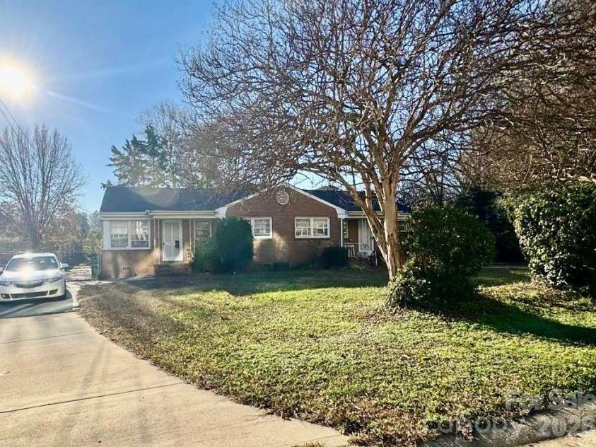 310 Hollis Road, Charlotte, NC 28209.  MLS# CAR4343083, YatesRealty ID 1666. 