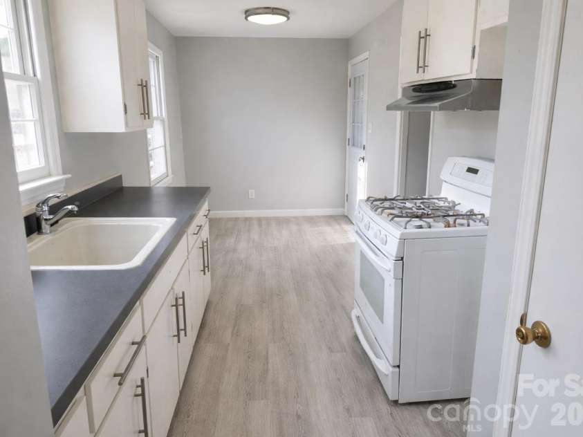 310 Hollis Road, Charlotte, NC 28209.  MLS# CAR4343083, YatesRealty ID 1666. 