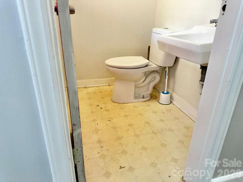 310 Hollis Road, Charlotte, NC 28209.  MLS# CAR4343083, YatesRealty ID 1666. 
