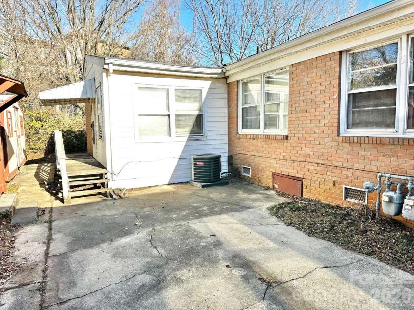 310 Hollis Road, Charlotte, NC 28209.  MLS# CAR4343083, YatesRealty ID 1666. 