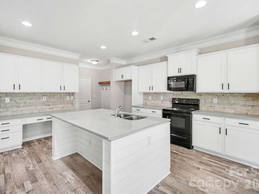 504 Stone River Parkway, Mount Holly, NC 28120.  MLS# CAR4280796, YatesRealty ID 16663. Kitchen