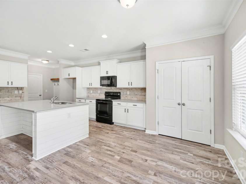 504 Stone River Parkway, Mount Holly, NC 28120.  MLS# CAR4280796, YatesRealty ID 16663. Kitchen and eat in area