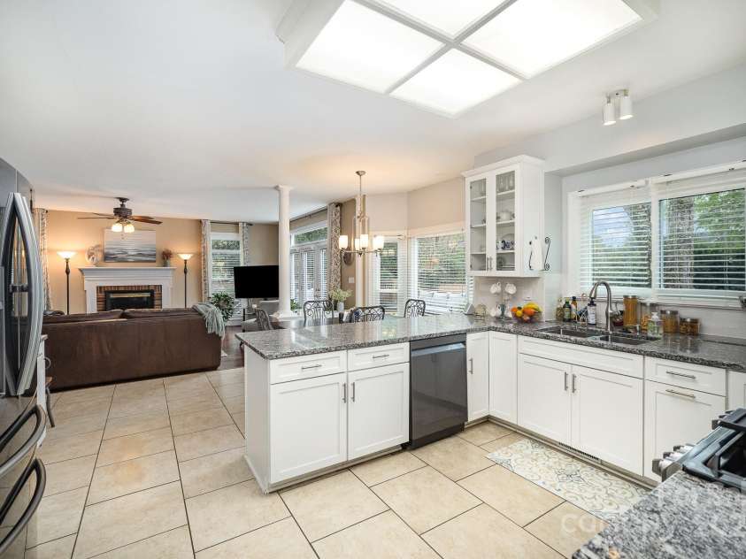 3409 Pondview Lane, Charlotte, NC 28210.  MLS# CAR4242135, YatesRealty ID 16664. 