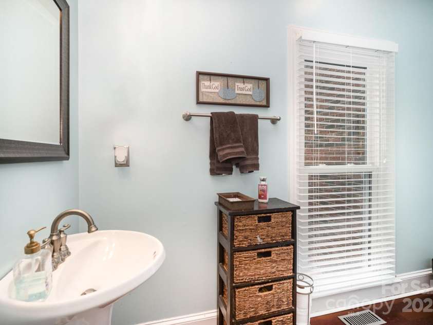3409 Pondview Lane, Charlotte, NC 28210.  MLS# CAR4242135, YatesRealty ID 16664. 
