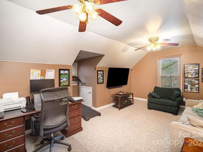 3409 Pondview Lane, Charlotte, NC 28210.  MLS# CAR4242135, YatesRealty ID 16664. 
