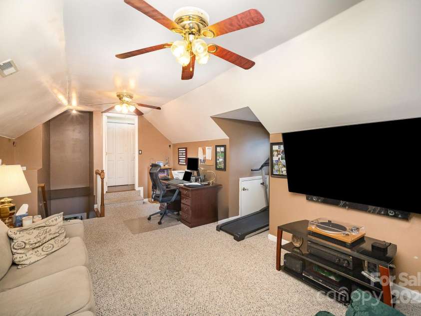 3409 Pondview Lane, Charlotte, NC 28210.  MLS# CAR4242135, YatesRealty ID 16664. 