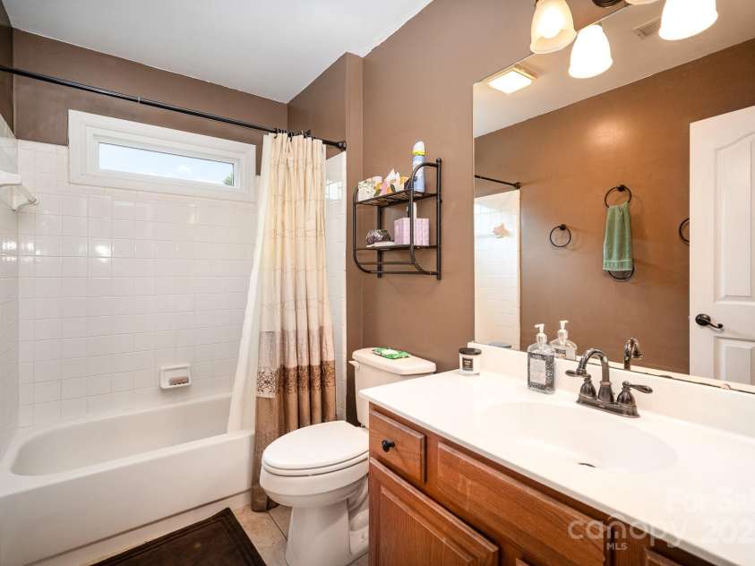 3409 Pondview Lane, Charlotte, NC 28210.  MLS# CAR4242135, YatesRealty ID 16664. 