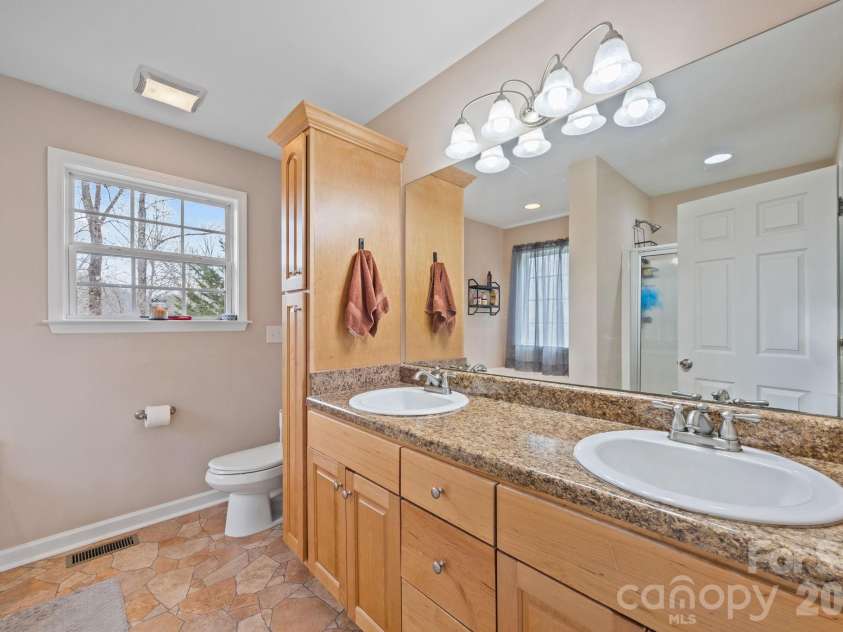400 Honey Locust Trail, Whittier, NC 28789.  MLS# CAR4352919, YatesRealty ID 16664. 