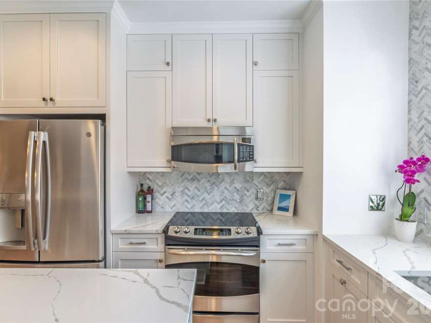 4912 Hill View Drive, Charlotte, NC 28210.  MLS# CAR4375167, YatesRealty ID 16665. 