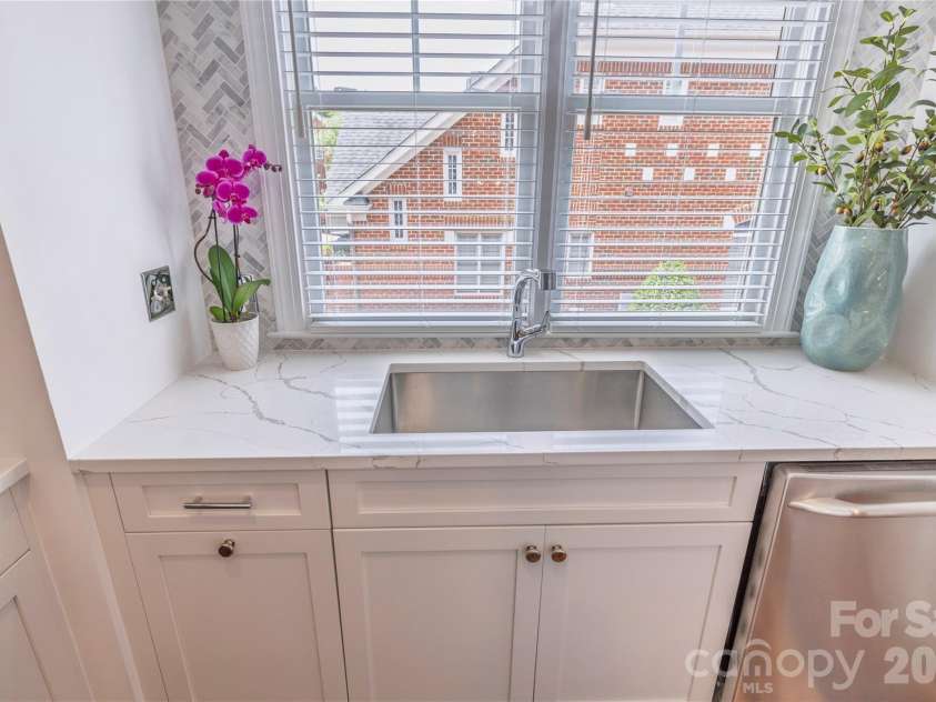 4912 Hill View Drive, Charlotte, NC 28210.  MLS# CAR4375167, YatesRealty ID 16665. 