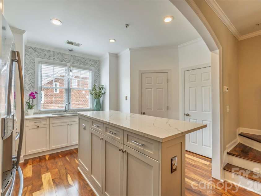 4912 Hill View Drive, Charlotte, NC 28210.  MLS# CAR4375167, YatesRealty ID 16665. 