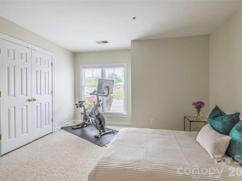 4912 Hill View Drive, Charlotte, NC 28210.  MLS# CAR4375167, YatesRealty ID 16665. 