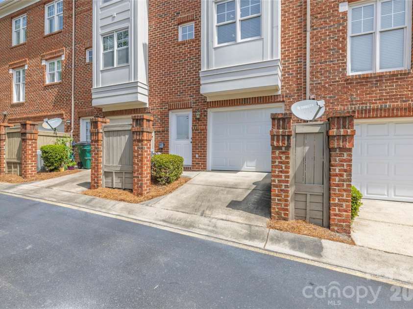 4912 Hill View Drive, Charlotte, NC 28210.  MLS# CAR4375167, YatesRealty ID 16665. 