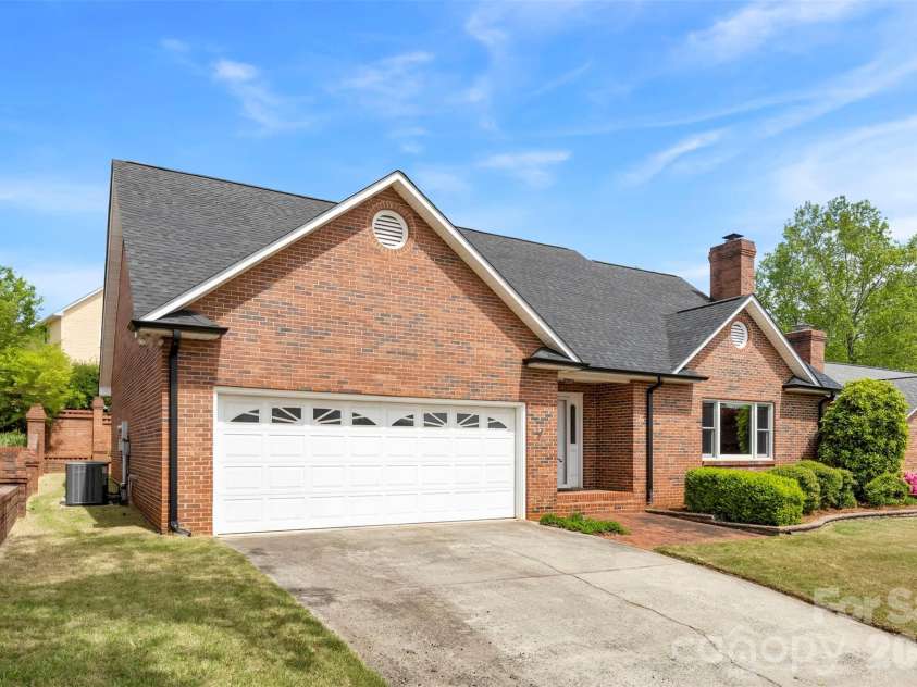 1940 Wexford Court, Gastonia, NC 28054.  MLS# CAR4366097, YatesRealty ID 16666. 
