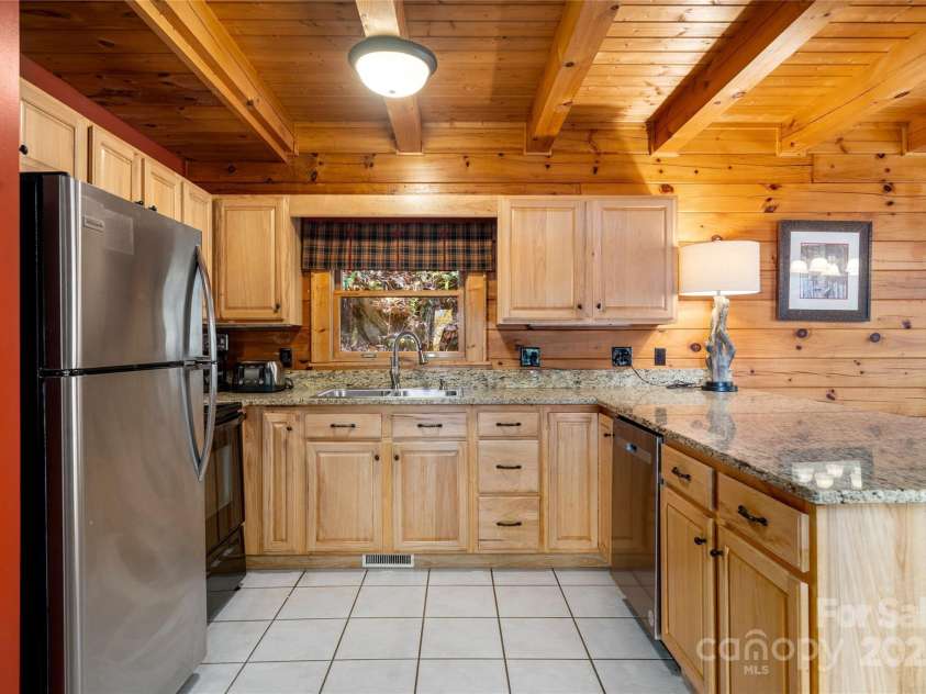 339 Tsalagi Trail, Maggie Valley, NC 28751.  MLS# CAR4263585, YatesRealty ID 16666. Efficient kitchen