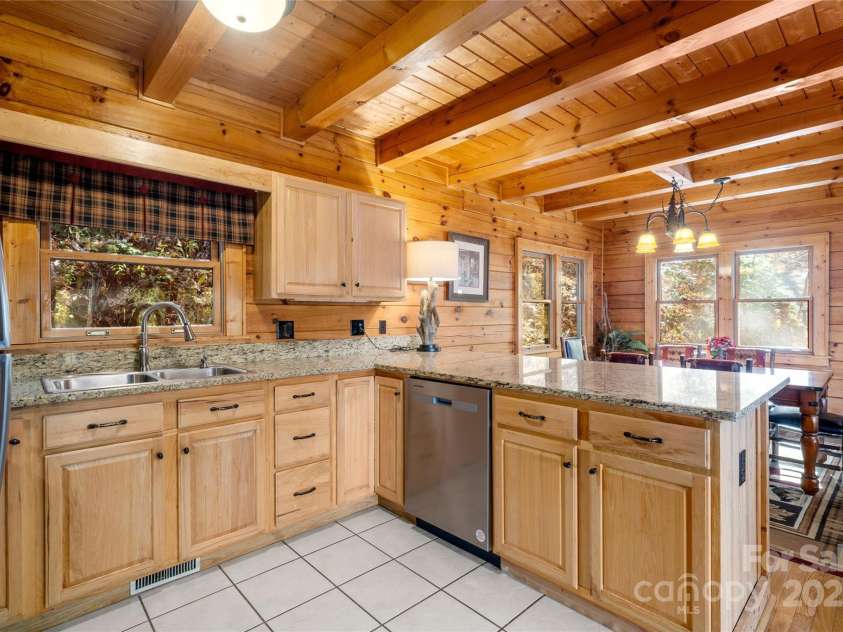 339 Tsalagi Trail, Maggie Valley, NC 28751.  MLS# CAR4263585, YatesRealty ID 16666. Oversized breakfast bar