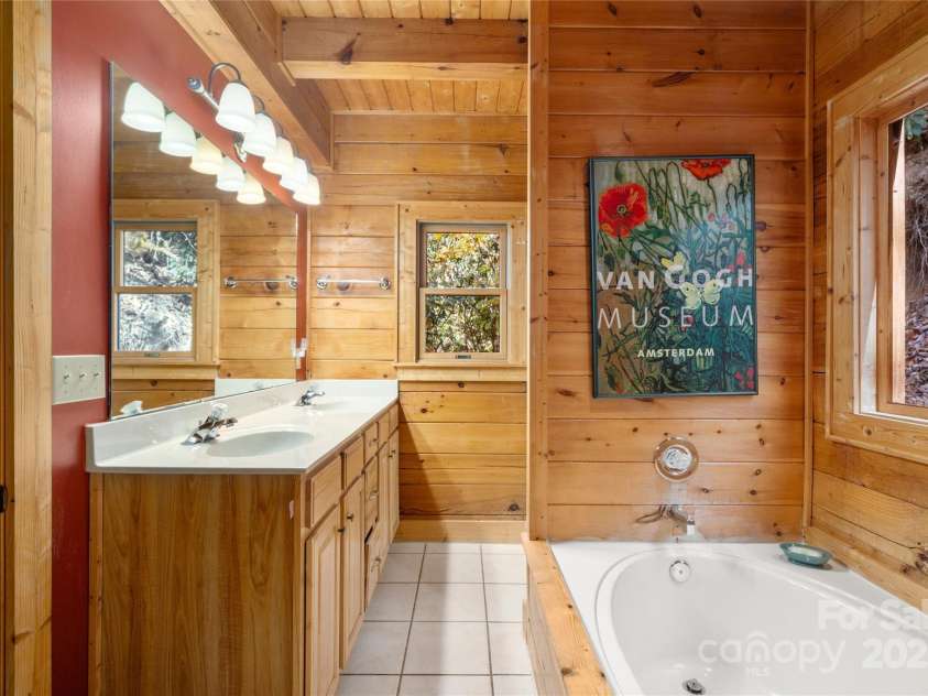 339 Tsalagi Trail, Maggie Valley, NC 28751.  MLS# CAR4263585, YatesRealty ID 16666. Primary bath