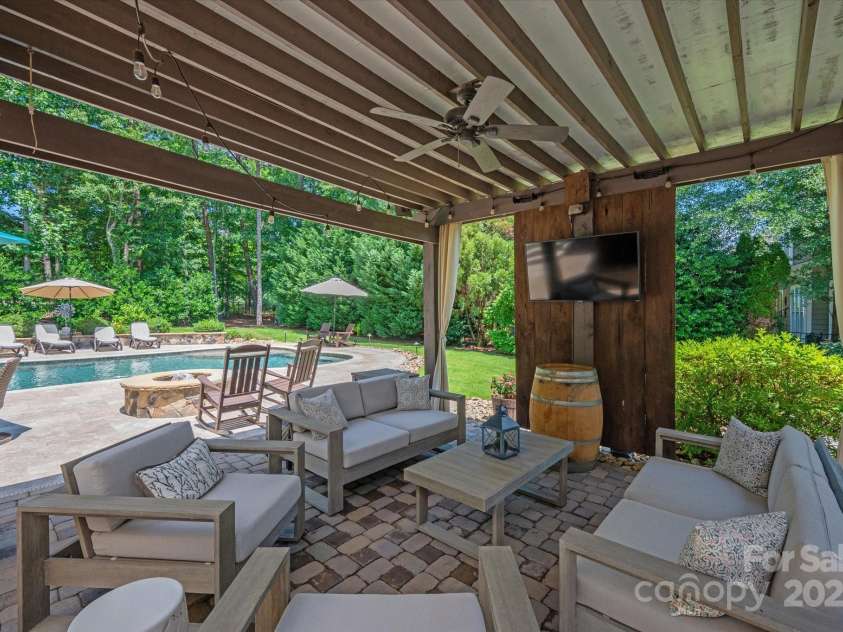 1085 Wessington Manor Lane, Fort Mill, SC 29715.  MLS# CAR4261252, YatesRealty ID 16668. 