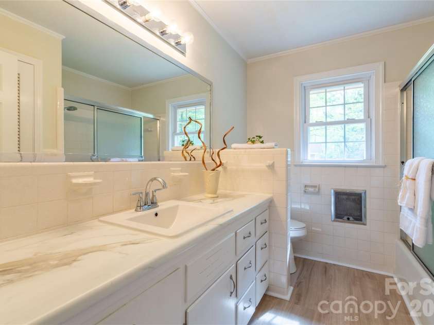 1224 Loop Road, Hookerton, NC 28538.  MLS# CAR4359217, YatesRealty ID 16669. Full Bathroom 1