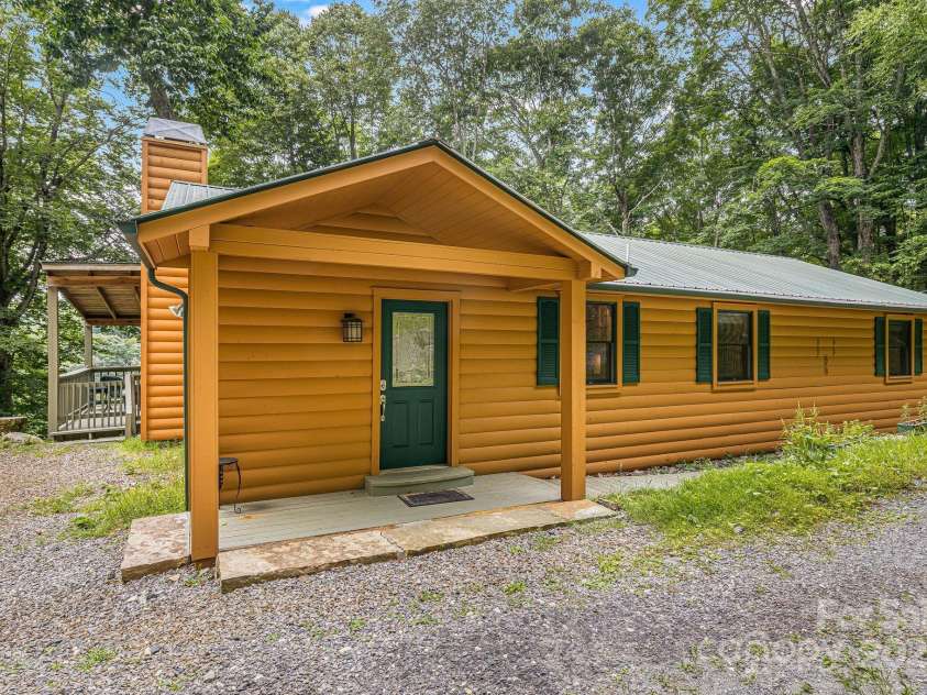 73 Oak Ridge Court, Mars Hill, NC 28754.  MLS# CAR4166537, YatesRealty ID 1667. One level living with easy entrance.