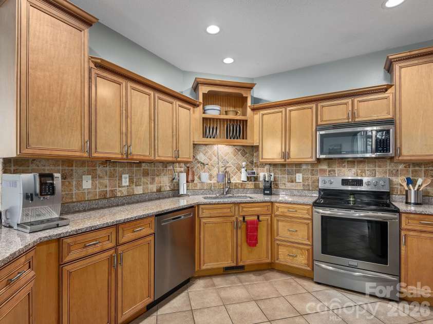 95 Driftstone Circle, Arden, NC 28704.  MLS# CAR4304837, YatesRealty ID 16674. GORGEOUS CHEF'S KITCHEN