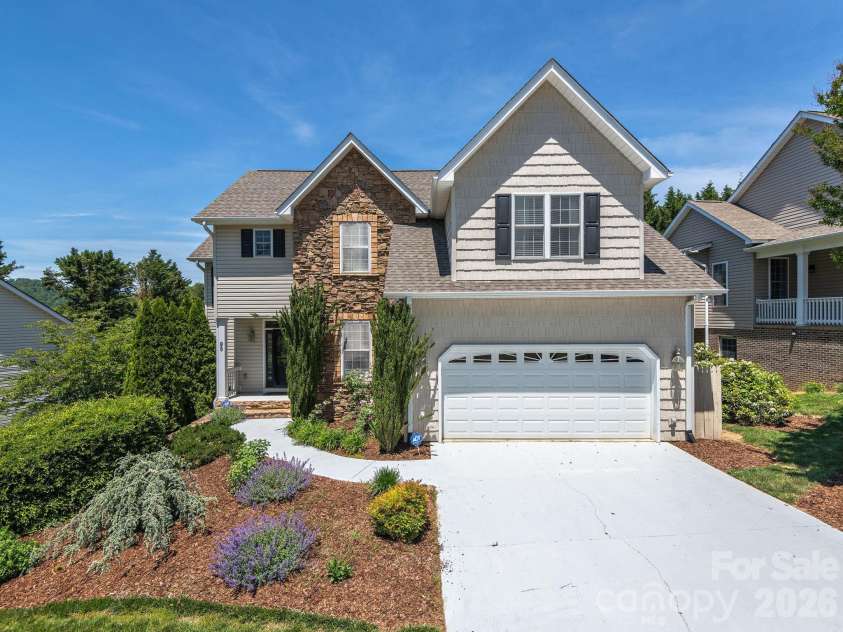 95 Driftstone Circle, Arden, NC 28704.  MLS# CAR4304837, YatesRealty ID 16674. MANICURED LANDSCAPING