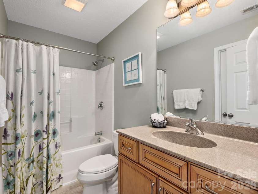 95 Driftstone Circle, Arden, NC 28704.  MLS# CAR4304837, YatesRealty ID 16674. UPPER LEVEL BATH 1
