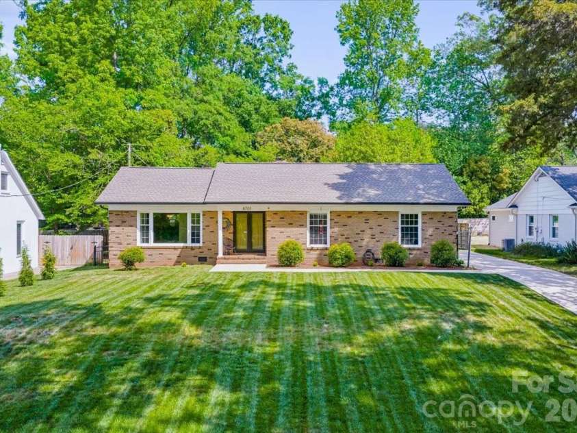 6701 Ronda Avenue, Charlotte, NC 28211.  MLS# CAR4375071, YatesRealty ID 16675. 