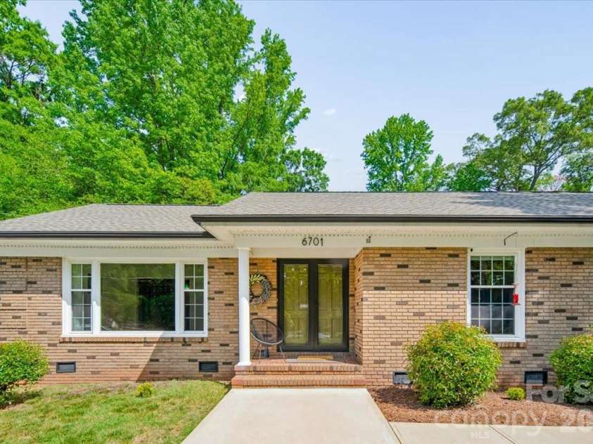 6701 Ronda Avenue, Charlotte, NC 28211.  MLS# CAR4375071, YatesRealty ID 16675. 