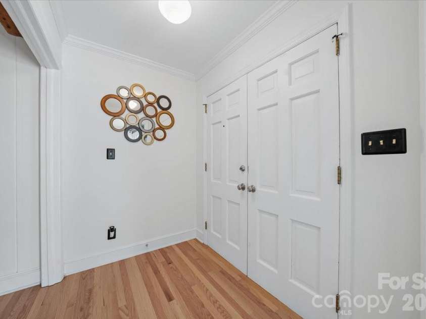 6701 Ronda Avenue, Charlotte, NC 28211.  MLS# CAR4375071, YatesRealty ID 16675. 