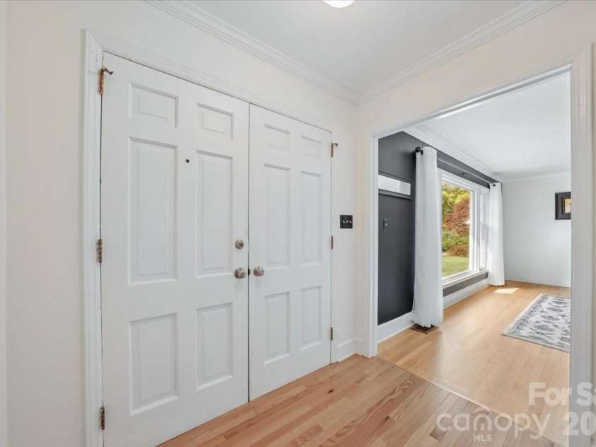 6701 Ronda Avenue, Charlotte, NC 28211.  MLS# CAR4375071, YatesRealty ID 16675. 