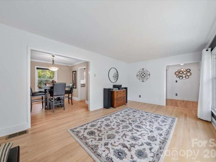 6701 Ronda Avenue, Charlotte, NC 28211.  MLS# CAR4375071, YatesRealty ID 16675. 