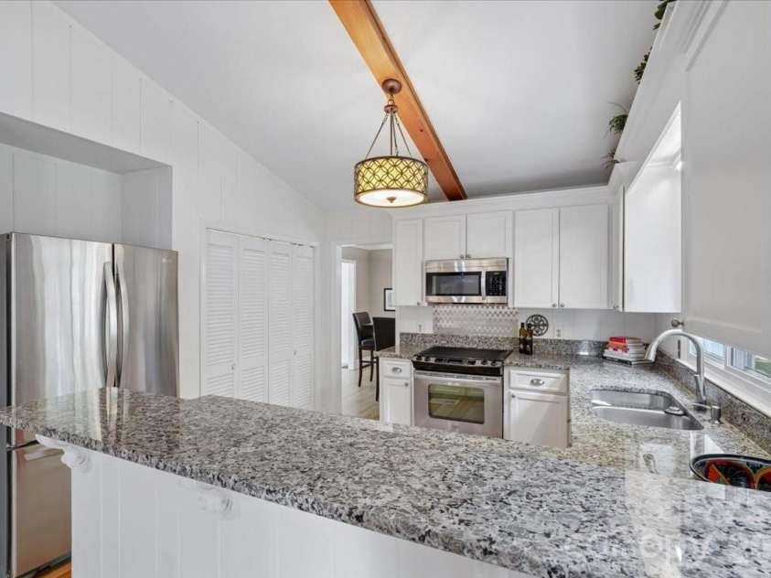 6701 Ronda Avenue, Charlotte, NC 28211.  MLS# CAR4375071, YatesRealty ID 16675. 