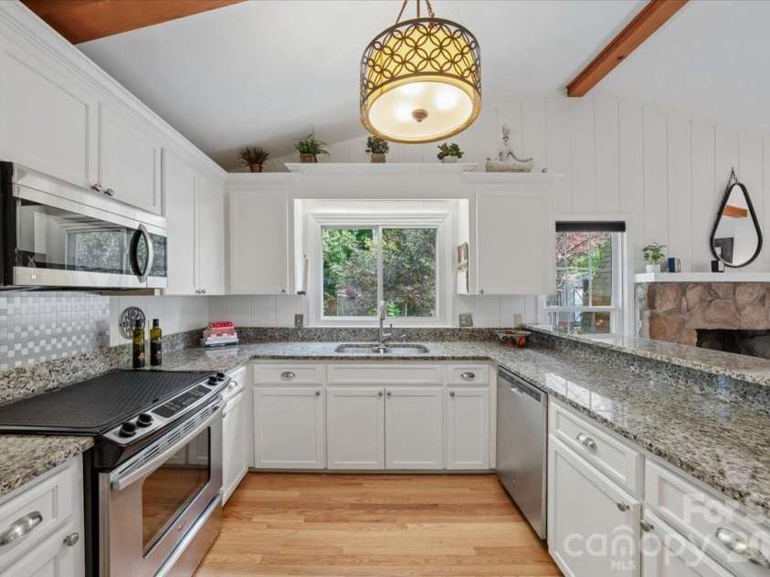 6701 Ronda Avenue, Charlotte, NC 28211.  MLS# CAR4375071, YatesRealty ID 16675. 