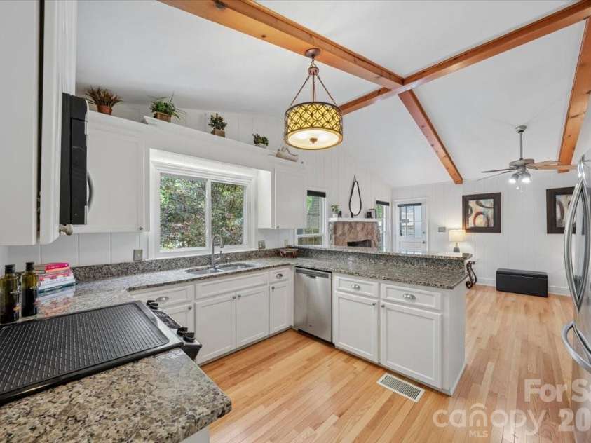 6701 Ronda Avenue, Charlotte, NC 28211.  MLS# CAR4375071, YatesRealty ID 16675. 