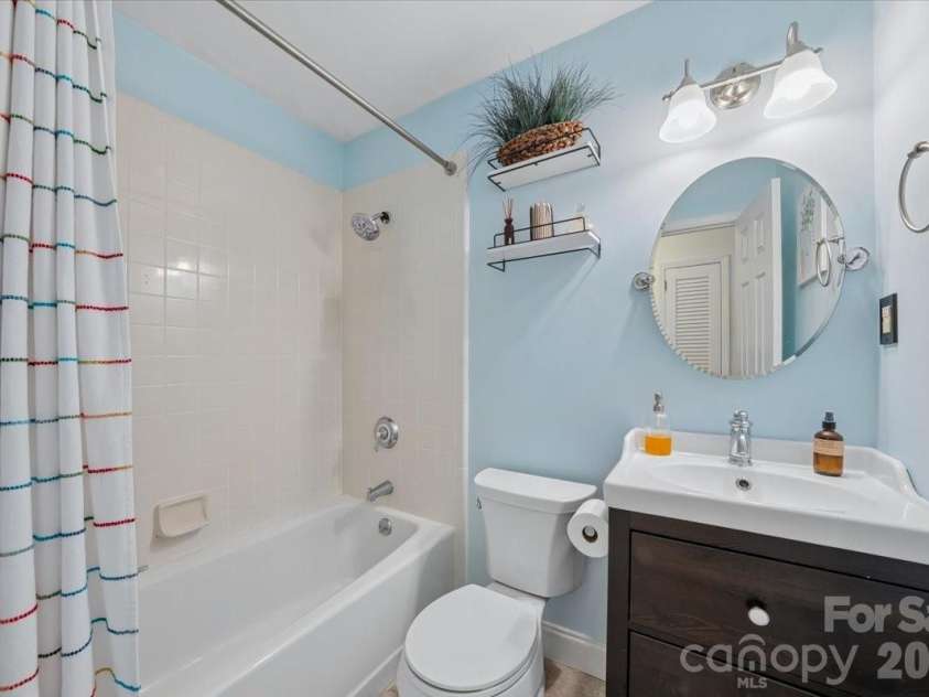 6701 Ronda Avenue, Charlotte, NC 28211.  MLS# CAR4375071, YatesRealty ID 16675. 