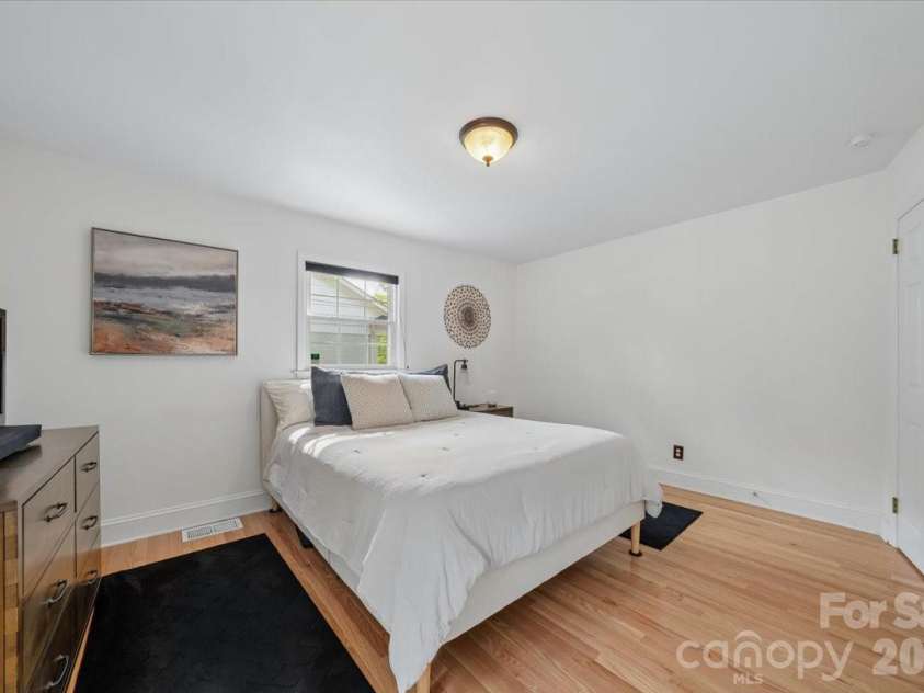 6701 Ronda Avenue, Charlotte, NC 28211.  MLS# CAR4375071, YatesRealty ID 16675. 