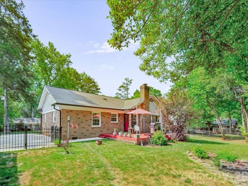 6701 Ronda Avenue, Charlotte, NC 28211.  MLS# CAR4375071, YatesRealty ID 16675. 
