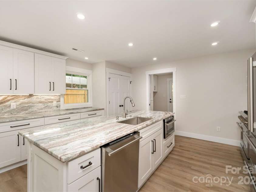 1208 Tarrington Avenue, Charlotte, NC 28205.  MLS# CAR4254274, YatesRealty ID 16676. 